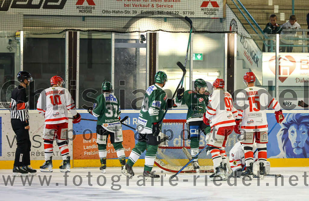2023-09-10_040_TSV_Erding_gegen_EHC_Klostersee | Erding, Deutschland, 10.09.2023:
Eishockey, Bayernliga 2023 / 2024, Testspiel, TSV Erding gegen EHC Klostersee, Endergebnis: 10:1

Matthias Baumhackl (EHC Klostersee, #19), Cheyne Matheson (Erding Gladiators, #37), Thomas Plihal (Erding Gladiators, #39), Michael Franz (Erding Gladiators, #13), Sebastian Sterr (EHC Klostersee, #97), Jan Fiedler (EHC Klostersee, #15)

Foto: Christian Riedel / fotografie-riedel.net