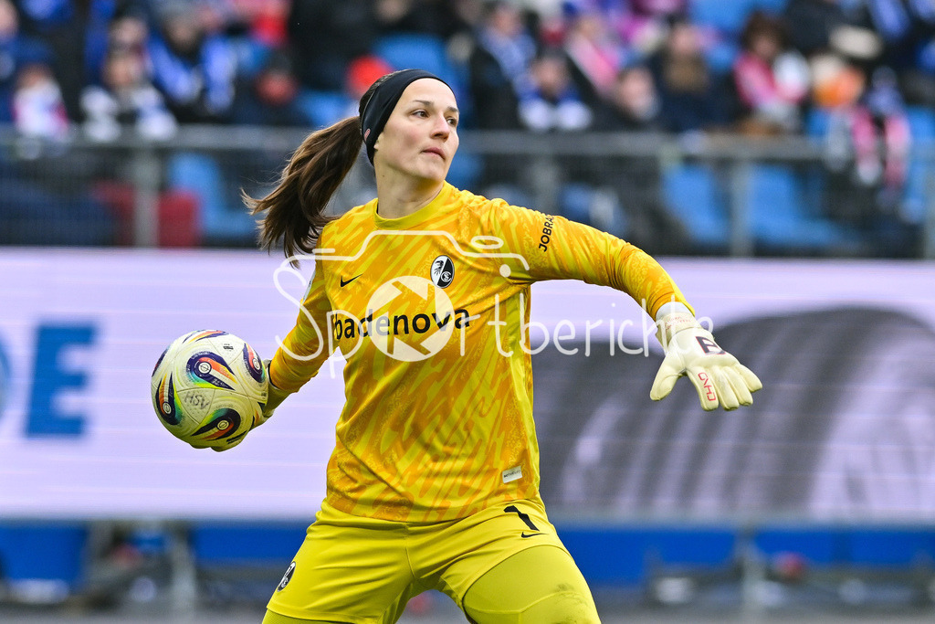 Hamburger SV - SC Freiburg | HAMBURG, GERMANY - 01. FEBRUARY: beim Abwurf Laura BENKARTH (SC Freiburg Frauen 1) / Einzelfoto / Freisteller während dem Match zwischen dem Hamburger SV und dem SC Freiburg am 16. Spieltag der Google Pixel Frauen-Bundesliga im Volksparkstadion