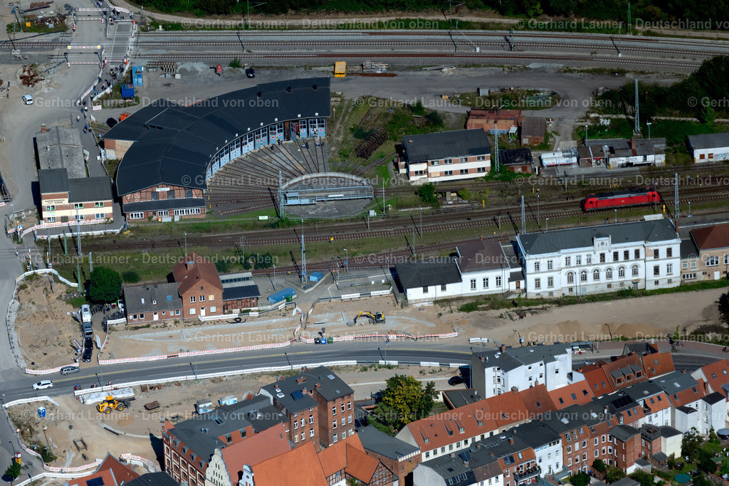 4062269 | WISMAR 08.09.2021 Gleisverlauf und Gebäude des Hauptbahnhofes der Deutschen Bahn an der Poeler Straße in Wismar im Bundesland Mecklenburg-Vorpommern, Deutschland. Weiterführende Informationen bei: Deutsche Bahn AG,  Hansestadt Wismar. // Track progress and building of the main station of the railway on street Poeler Strasse in Wismar in the state Mecklenburg - Western Pomerania, Germany. Further information at: Deutsche Bahn AG,  Hansestadt Wismar. Foto: Gerhard Launer