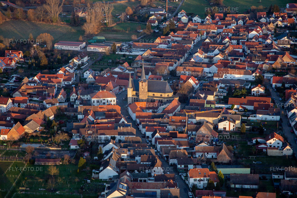 St. Peter und Paul https://www.geinsheim-pfalz.de/ | Luftbild: St. Peter und Paul https://www.geinsheim-pfalz.de/ im Ortsteil Geinsheim in Neustadt im Bundesland Rheinland-Pfalz in Deutschland. Foto: IMG_135873.jpg vom 18.01.2023 durch ©2025 Werner Riehm fly-foto.de/copyright - Realisiert mit Pictrs.com