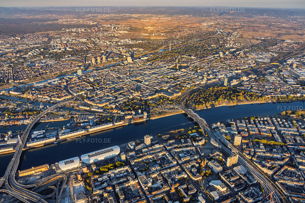 Luftbild: Stadtübersicht aus Westen mit Rhein-Galerie zwischen Kurt-Schumacher-Brücke (B44) und Konrad-Adenauer-Brücke(B37) nach Mannheim im Ortsteil Mitte in Ludwigshafen im Bundesland Rheinland-Pfalz in Deutschland. – Foto: IMG_159727.jpg vom 06.10.2026 durch Werner Riehm/FLY-FOTO.de – Auflösung des Originals: 5651 x 3768 px
