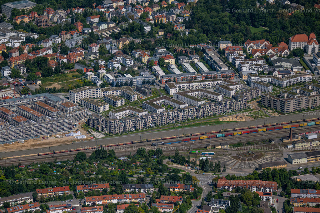 4050774 | REGENSBURG 02.09.2021 Wohngebiet einer Mehrfamilienhaussiedlung " Das DÖRNBERG " an der Kumpfmühler Straße Ecke Friedrich-Niedermeyer-Straße im Ortsteil Westviertel in Regensburg im Bundesland Bayern, Deutschland. Weiterführende Informationen bei: Allmann Sattler Wappner Architekten GmbH,  Bucher Properties GmbH,  Dörnberg-Viertel Projekt GmbH &amp; Co. KG,  Hubert Haupt Immobilien Holding e.K.. // Residential area of a??a??a multi-family housing estate "Das DOeRNBERG" in the district of Westviertel in Regensburg in the state of Bavaria, Germany. Further information at: Allmann Sattler Wappner Architekten GmbH,  Bucher Properties GmbH,  Doernberg-Viertel Projekt GmbH &amp; Co. KG,  Hubert Haupt Immobilien Holding e.K.. Foto: Gerhard Launer
