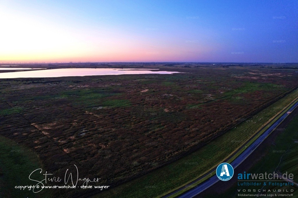 Nordsee, Nordfriesland, Nordstrand, Pohnshalligkoog - airwatch.de | Die Pohnshallig, eine ehemalige Hallig, wurde durch die Burchardiflut im Jahre 1634 von der Insel Alt-Nordstrand abgerissen. Im 18. und 19. Jahrhundert wurden sukzessive ehemalig besiedelte Landstriche neu bedeicht und die Insel Stück für Stück neu in Richtung Osten ausdehnte. Im Jahr 1924 erfolgte die Eindeichung der Pohnshallig, nachdem die unbewohnte Hallig zeitweise durch die Schobüller zur Heugewinnung genutzt worden war.