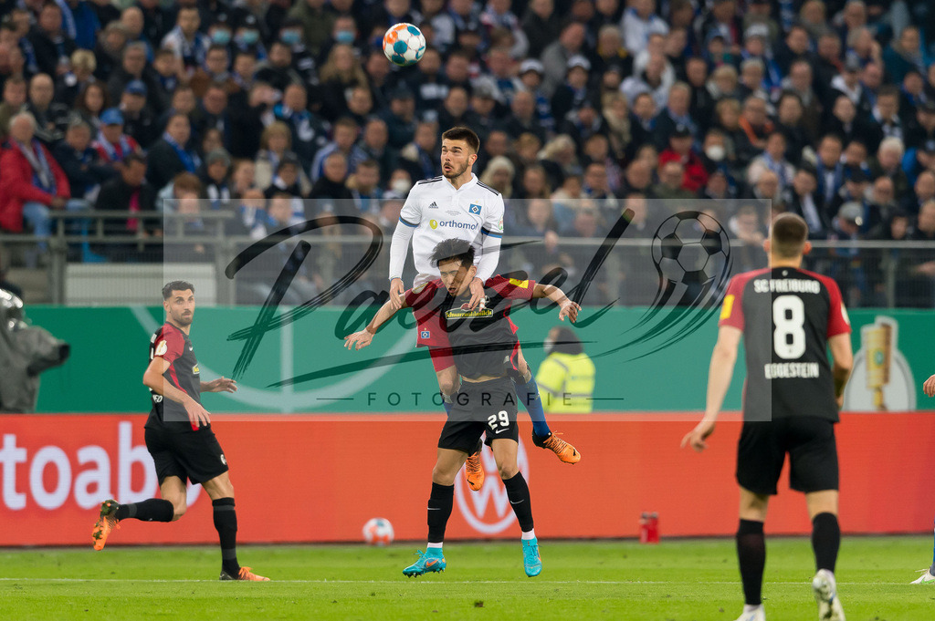 HSVSCF20220419_085 | Fussball, Herren: Mario Vuskovic (Hamburger SV) und Woo-yeong Jeong (SC Freiburg) im Zweikampf beim DFB-Pokal-Halbfinalspiel zwischen Hamburger SV und SC Freiburg im Volksparkstadion am 19.04.2022 in Hamburg, Deutschland.DFB / DFL REGULATIONS PROHIBIT ANY USE OF PHOTOGRAPHS AS IMAGE SEQUENCES AND/OR QUASI-VIDEO. - Realisiert mit Pictrs.com