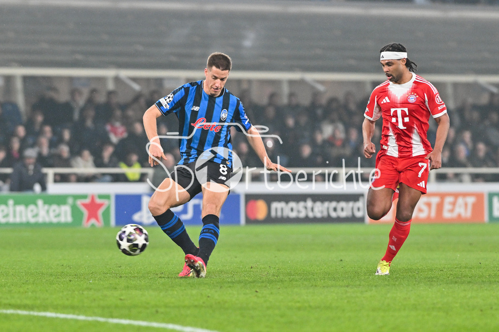 Atalanta Bergamo - FC Bayern München | BERGAMO, ITALY - 10. MARCH: tackle between Mario PASALIC (Atalanta Bergamo 8) und Serge GNABRY (FC Bayern Munich 7) during the UEFA Champions League match between Atalanta Bergamo vs. FC Bayern Munich on first leg of round of 16 at New Balance Arena