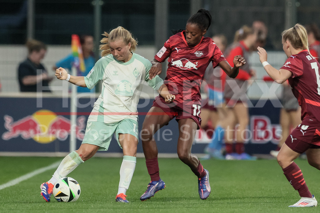Fussball, Google Pixel Frauen-Bundesliga, RB Leipzig - SV Werder Bremen | v.li.: Ricarda Walkling (SV Werder Bremen, 13) und Lydia Andrade (RB Leipzig, 17) im Zweikampf, Duell, Dynamik, Aktion, Action, Spielszene, DIE DFB-RICHTLINIEN UNTERSAGEN JEGLICHE NUTZUNG VON FOTOS ALS SEQUENZBILDER UND/ODER VIDEOÄHNLICHE FOTOSTRECKEN. DFB REGULATIONS PROHIBIT ANY USE OF PHOTOGRAPHS AS IMAGE SEQUENCES AND/OR QUASI-VIDEO.