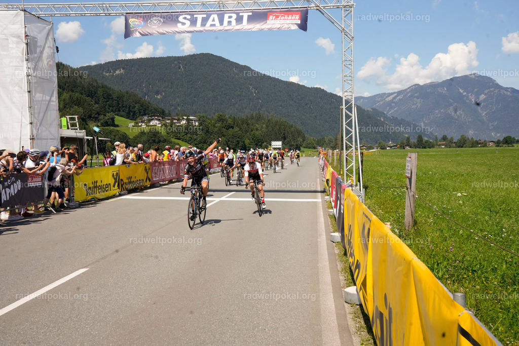 665_20230817_Bewerb_Maenner_Muehlanger | AUT - OESTERREICH, 2023-08-16: SPORT RENNRAD-FAHREN - 55. INTERNATIONALER RADWELTPOKAL IN ST. JOHANN IN TIROL  - Vintage-Radrennen mit WM-Bronze-Medaillen-Siegerin Christina Schweinberger, den Teilnehmer und Alexander Baumann (vom Orginastions-Team) - TAG 2 BEWERB MAENNER IN SECHS GRUPPEN  ; Foto: Roland Muehlanger