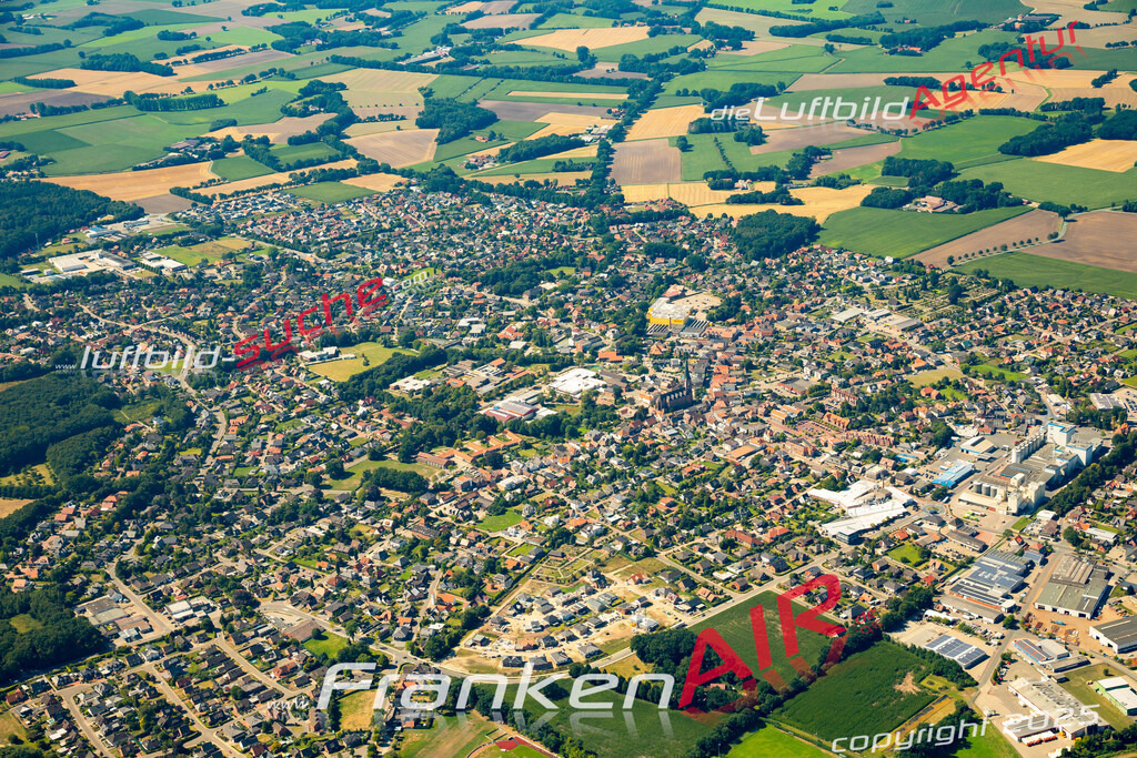 Aktuelles Luftbild von  Dinklage - Die Luftaufnahme wurde 2022 mittels UL-Flugzeug erstellt ( keine Drohne ) - hochauflösende Kamera-Systeme von  Canon -Beste Qualität - Für grossformatige Ausdrucke geeignet. Die Geschenkidee !
