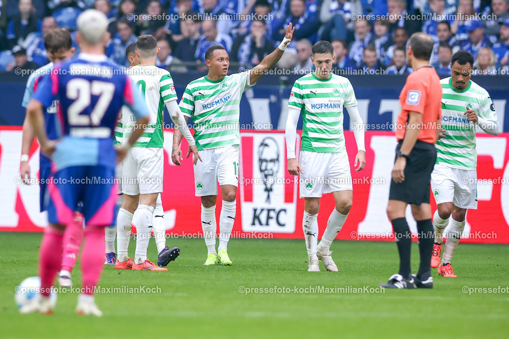 Schalke26102401049 | 26.10.2024, Fußball, FC Schalke 04 - SpVgg Greuther Fürth, 2. Fußball Bundesliga, Veltins-Arena Gelsenkirchen, Saison 2024 2025: Torjubel nach dem 3:1 durch Roberto Massimo (Greuther Fürth #11)DFB regulations prohibit any use of photographs as image sequences and or quasi-video.