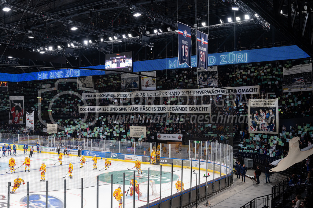Playoffs: ZSC Lions - EHC Biel-Bienne | 27.03.2022, Zürich, Hallenstadion, Playoffs: ZSC Lions - EHC Biel-Bienne, die ZSC-Fans huldigen dem Hallenstadion. - Realisiert mit Pictrs.com