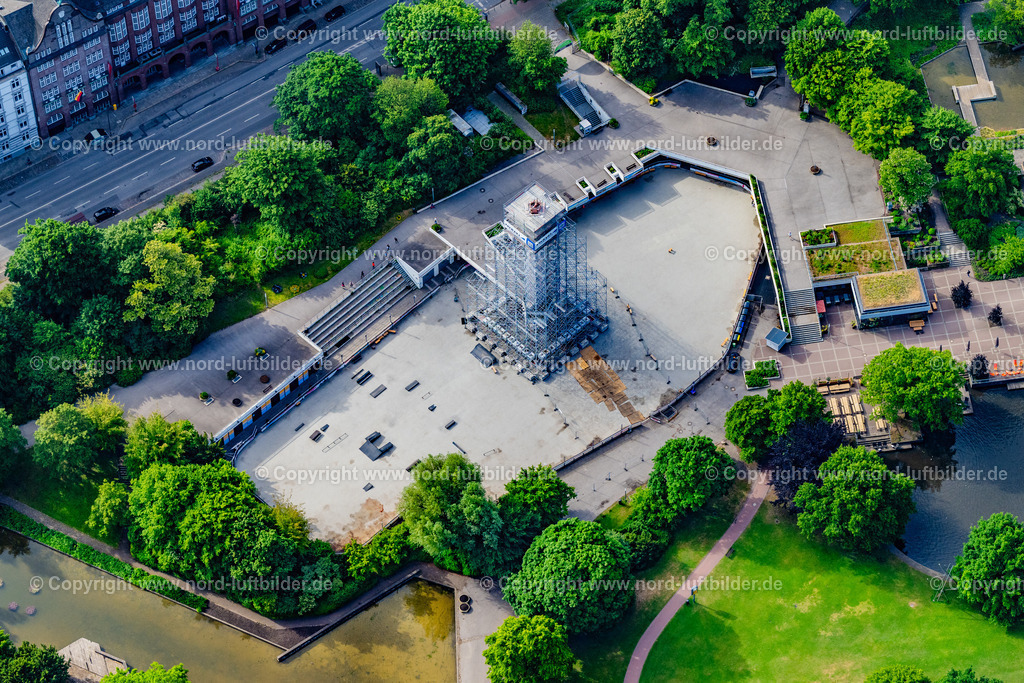 Hamburg_Eis_Arena_Gerüst_Lichtmast_ELS_1328240525 | HAMBURG 09.05.2025 Sportstätten-Gelände der Eis Arena im Park Planten un Blomen im Ortsteil Sankt Pauli in Hamburg, Deutschland. Weiterführende Informationen bei: RGM Reichelt Gerüst-Montage GmbH. // Sports facility grounds of the Eis Arena in the Planten un Blomen park in the Sankt Pauli district in Hamburg, Germany. Further information at: RGM Reichelt Geruest-Montage GmbH. Foto: Martin Elsen