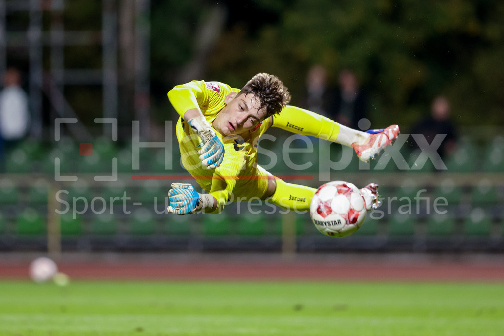 Fussball, Regionalliga Nord, SV Werder Bremen II - VfB Lübeck | Stefan Smarkalev (Torhüter, Torwart, SV Werder Bremen II, 1) pariert den Ball, Parade, Glanzparade, hält den Ball, Action, Aktion, am Ball, Freisteller, Einzelbild, Ganzkörper, Spielszene