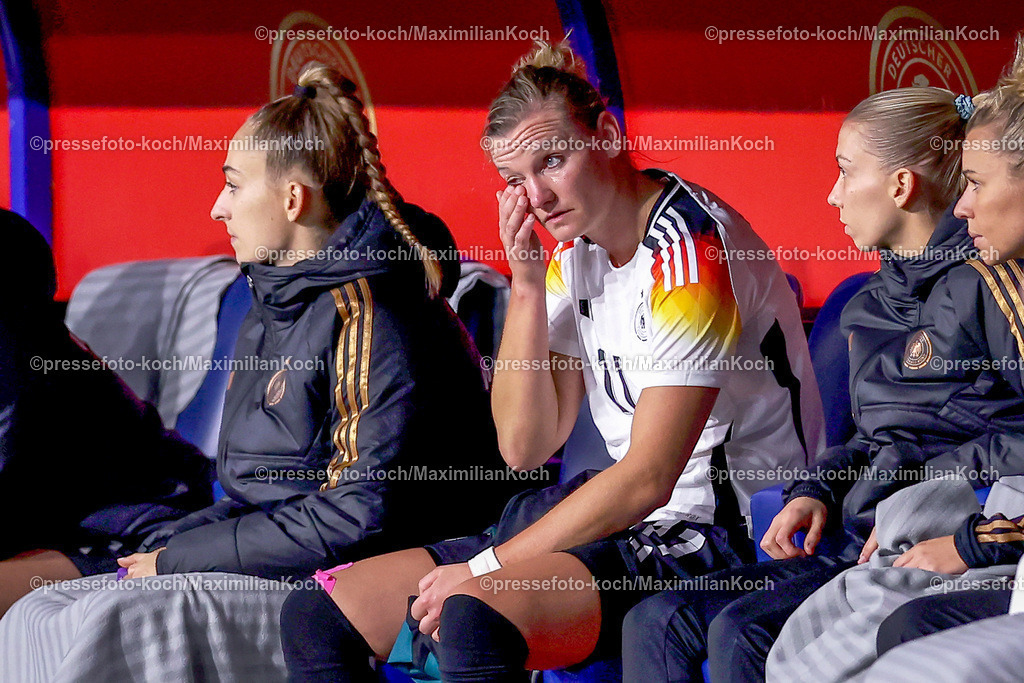 DFB28102401015 | 28.10.2024, Fußball Länderspiel Frauen, Deutschland - Australien, Schauindland-Reisen-Arena Duisburg, Saison 2024 2025: Emotionale verabschiedung von Alexandra Popp (GER #11) - Popp wird ausgewechselt und streicht sich sichtlich gerührt auf der Spielerbank eine Träne vom Gesicht