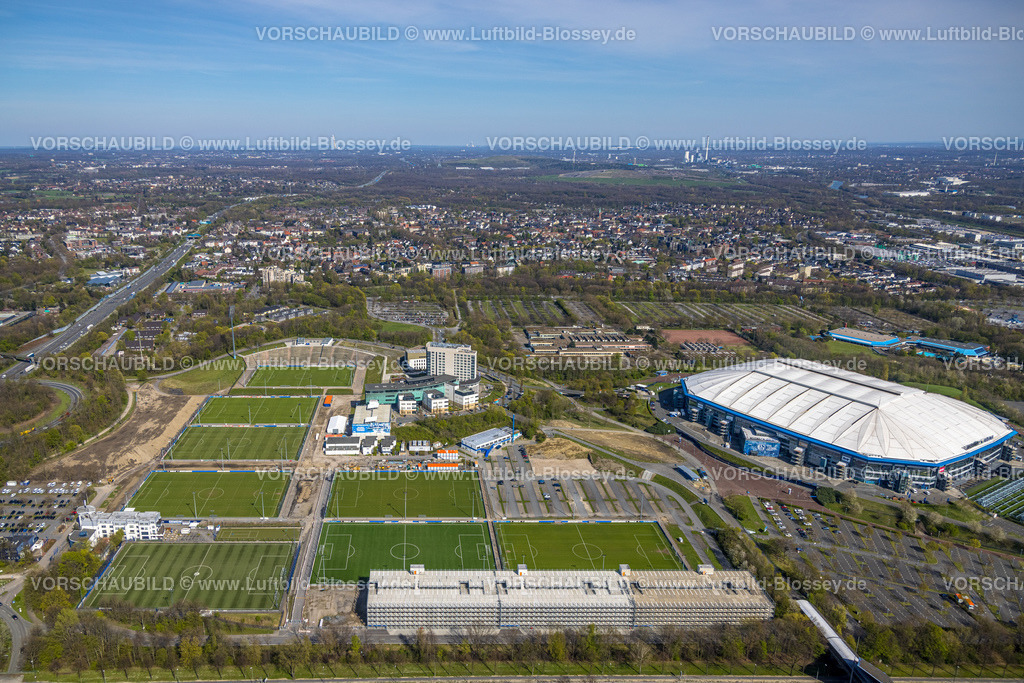 Gelsenkirchen220402800 | Luftbild, Veltins-Arena Bundesligastadion des FC Schalke 04 mit geschlossenem Dach und Trainingsplätzen, Erle, Gelsenkirchen, Ruhrgebiet, Nordrhein-Westfalen, Deutschland
