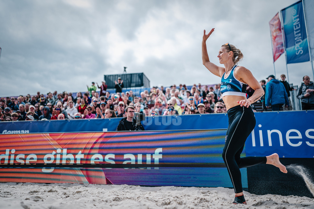 Beachvolleyball | Frauen | German Beach Tour 2024 | Tourstop Bremen | 09.06.2024 | Kim van de Velde läuft in die volle Arena ein