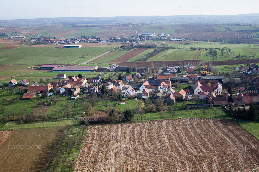 Aerial view: View of the town in Zœbersdorf in the state Bas-Rhin, France. – Photo: IMG_38592.jpg taken on 03/20/2011 by Werner Riehm/FLY-FOTO.com – Resolution of the original: 4752 x 3168 px