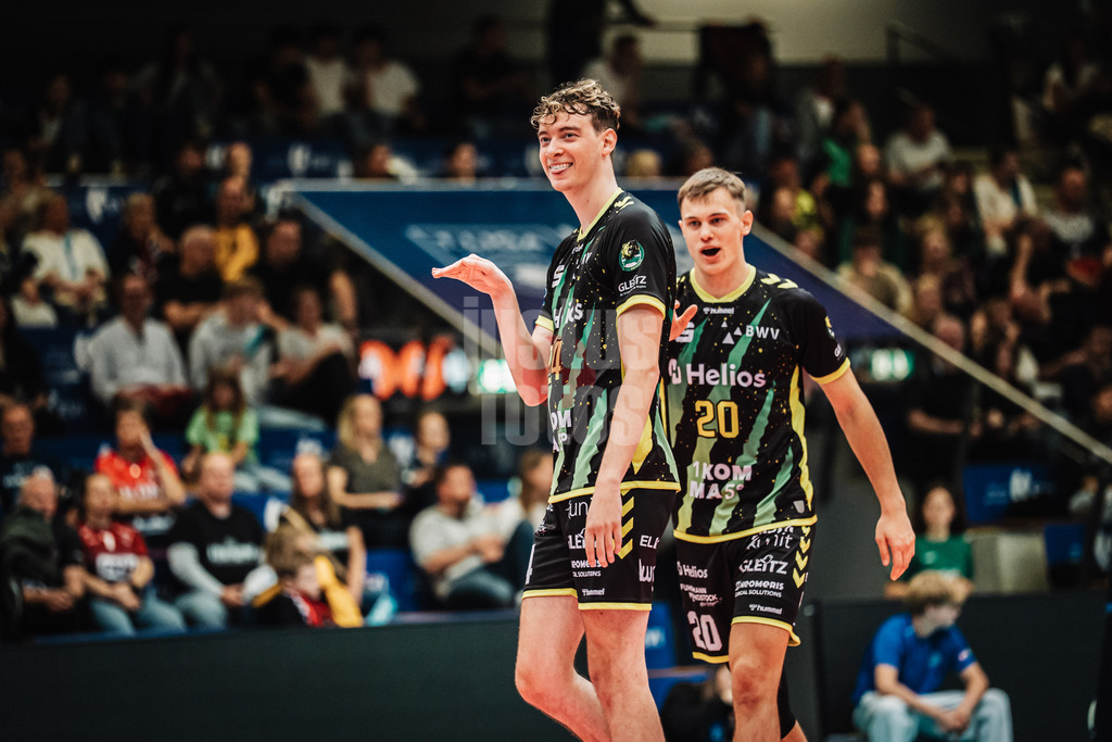 Volleyball | Herren | Saison 2025/2026 | Volleyball Ligacup | FT 1844 Freiburg vs. Helios GRIZZLYS Giesen | 12.10.2024 | v.l. Austin Wilmot (#24, Helios GRIZZLYS Giesen) und Lars Migge (#20, Helios GRIZZLYS Giesen)