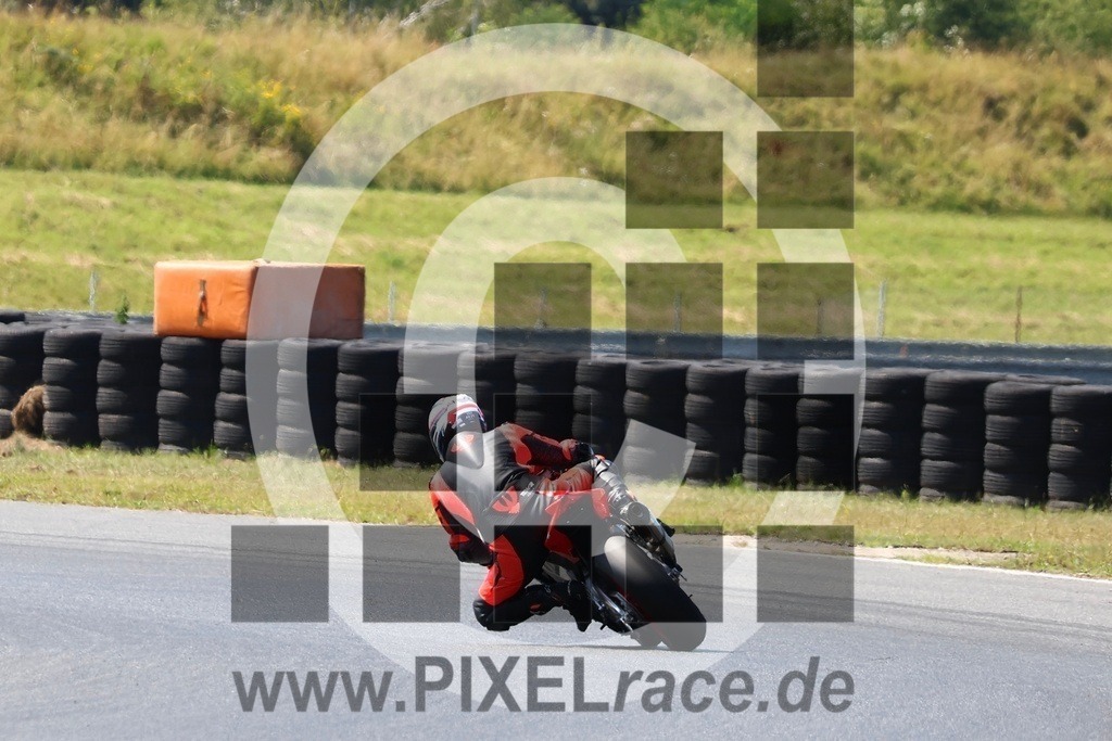 0912-20240715_11943 | Schöne Erinnerungen an spannende Momente - das festzuhalten ist unser Job. PIXELrace.de ist seit 2003 auf den Rennstrecken Europas unterwegs um die Action draußen beim Fahren und die wunderbare Stimmung imm Fahrerlager für euch einzufangen.