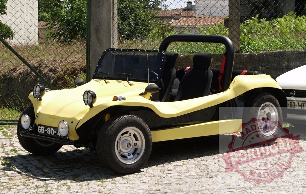 Yellow dune buggy parked on cobblestone outdoors | Yellow dune buggy parked on a cobblestone surface outdoors on a sunny day - Realisiert mit Pictrs.com