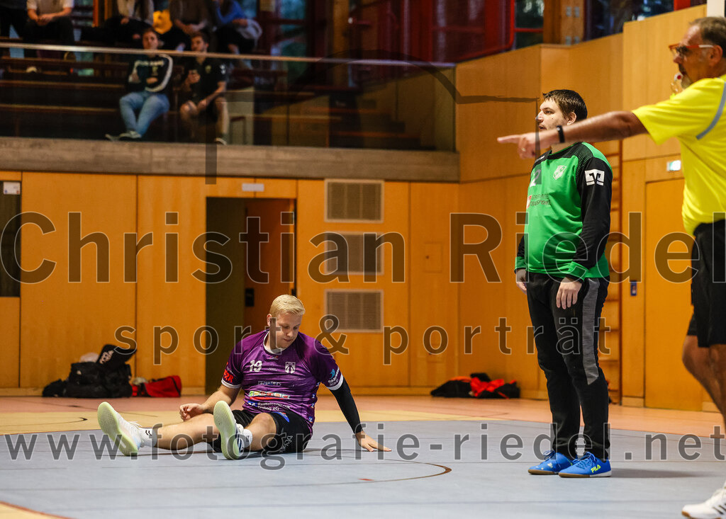 2024-10-20_063_SpVgg_Altenerding_II_gegen_TSV_Taufkirchen-Vils | Erding, Deutschland, 20.10.2024:Handball, Bezirksliga Männer Ost 2024 / 2025, 3. Spieltag, SpVgg Altenerding II gegen TSV Taufkirchen/Vils, Endergebnis: 15:20Jakob Obermair (SpVgg Altenerding, #19), Torwart Florian Lehner (TSV Taufkirchen/Vils, #42)Foto: Christian Riedel / fotografie-riedel.net