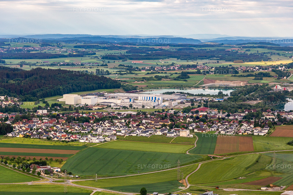 Luftbild: Geberit Vertriebs GmbH in Pfullendorf im Bundesland Baden-Württemberg in Deutschland.Foto: IMG_131886.jpg vom 26.05.2022 durch Werner Riehm/FLY-FOTO.deWWW.GEBERIT.DEStadt Pfullendorf /