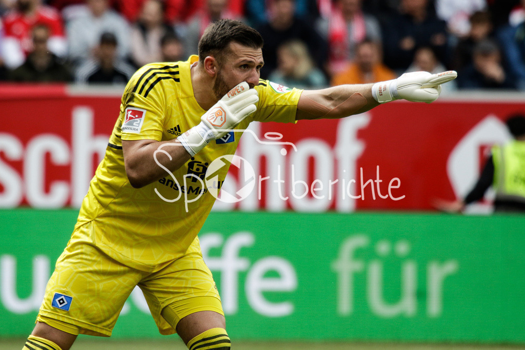 SSV Jahn Regensburg - Hamburger SV | HSV Keeper Daniel HEUER FERNANDES (HSV #1) in Aktion / Freisteller / Einzelfoto / Torhueter / Pope´s / DFL REGULATIONS PROHIBIT ANY USE OF PHOTOGRAPHS AS IMAGE SEQUENCES AND/OR QUASI-VIDEO