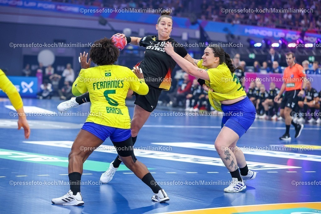 IHF09122501019 | 09.12.2025, Handball WM Frauen, Viertelfinale, Deutschland - Brasilien, 27th IHF Women's Handball World Championship, Westfalenhalle Dortmund: Emily Vogel (GER #20) im Zweikampf gegen  Mariane Fernandes (Brasilien #06) Marcela Arounian (Brasilien #36) 