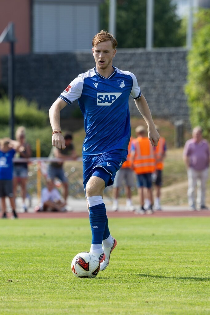 SGV Heilbronn-Freiberg gegen TSG Hoffenheim (Testspiel in Bad Friedrichshall) | SGV Heilbronn-Freiberg gegen TSG Hoffenheim (Testspiel in Bad Friedrichshall)***Am Ball: Mats Rots (39, Hoffenheim) - Realisiert mit Pictrs.com