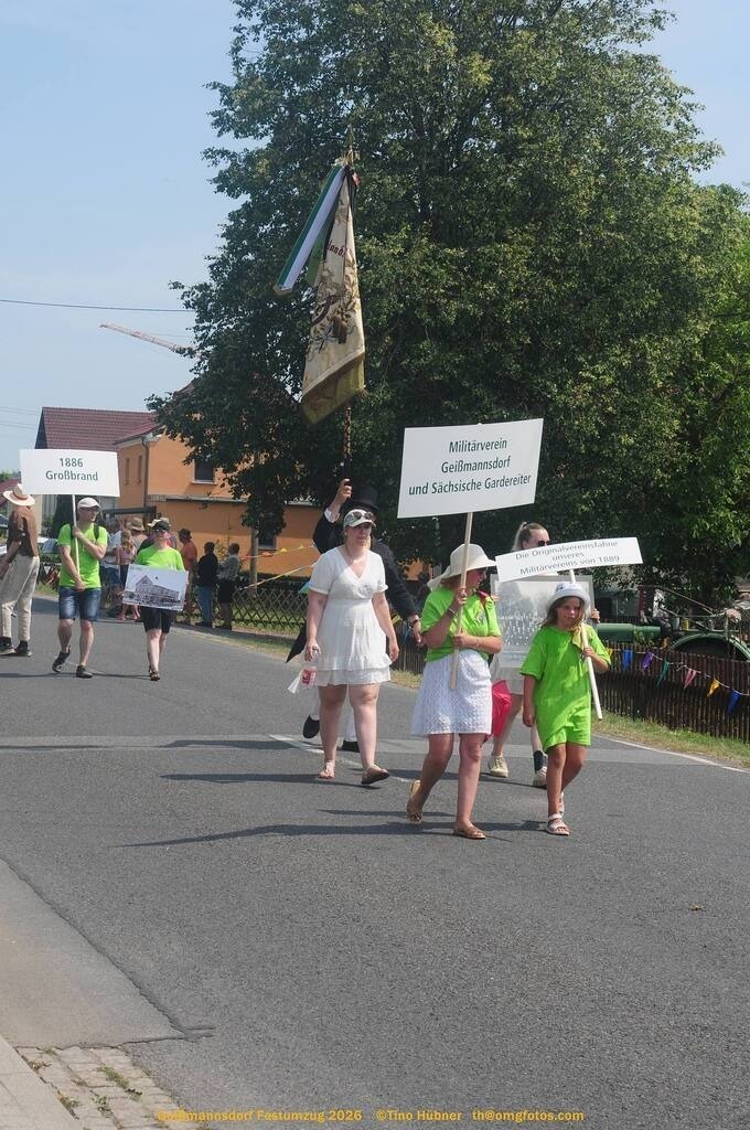 Geißmannsdorf-2026-Festumzug-100 | Festumzug in Geißmannsdorf bei Bischofswerda im Juni 2026. Fotografische Eindrücke und Momentaufnahmen vom Festumzug anläßlich des 800-jährigen Bestehens von Geißmannsdorf - mit Teilnehmern und Gästen, Strohpuppen und geschmückten Vorgärten und Grundstücken - Realisiert mit Pictrs.com