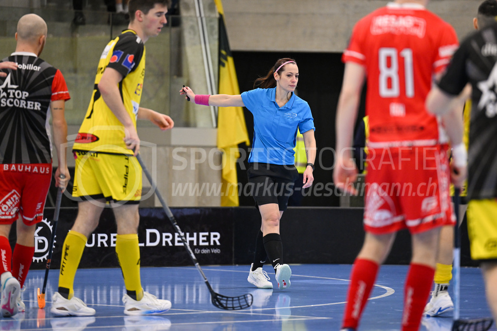 HC Rychenberg vs Floorball Köniz - 18. Dezember 2022 | HC Rychenberg vs Floorball Köniz
AXA Arena, Winterthur
Schiedsrichterin Sandra Zurbuchen.
Bild: Sportfotografie Markus Aeschimann | www.markus-aeschimann.ch - Realisiert mit Pictrs.com