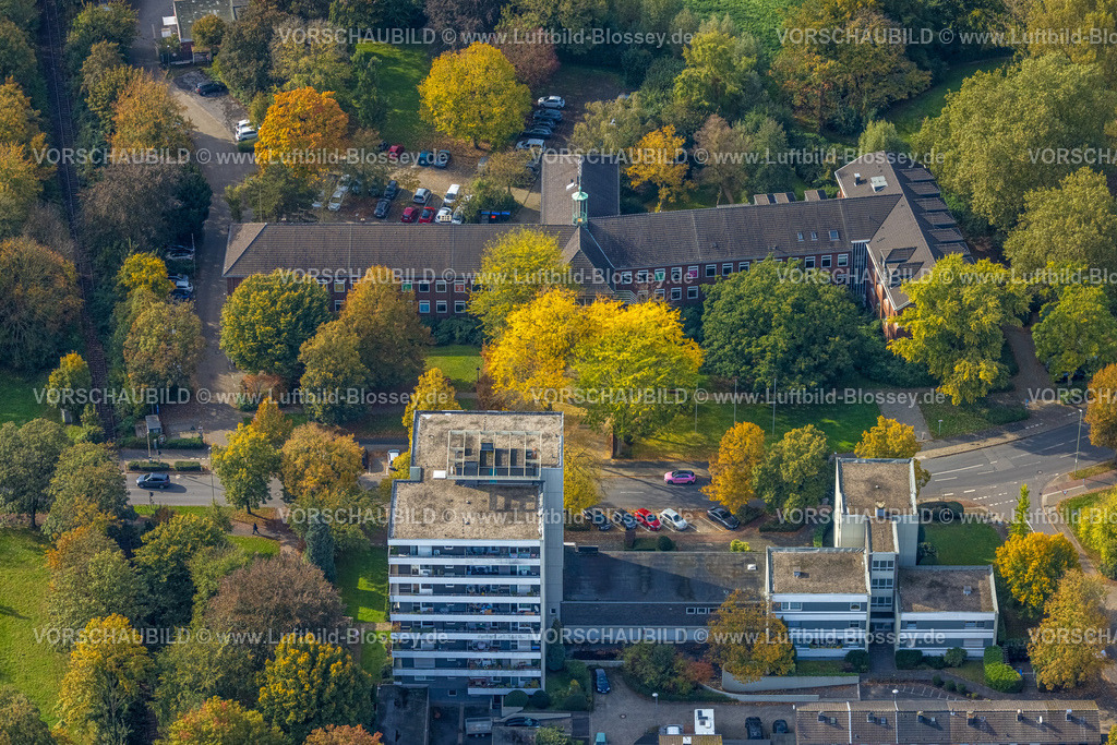 Neukirchen-Vluyn241013246 | Luftbild, Rathaus Stadtverwaltung Neukirchen-Vluyn, weißes Wohnhochhaus und herbstliche Bäume, Neukirchen, Neukirchen-Vluyn, Ruhrgebiet, Nordrhein-Westfalen, Deutschland