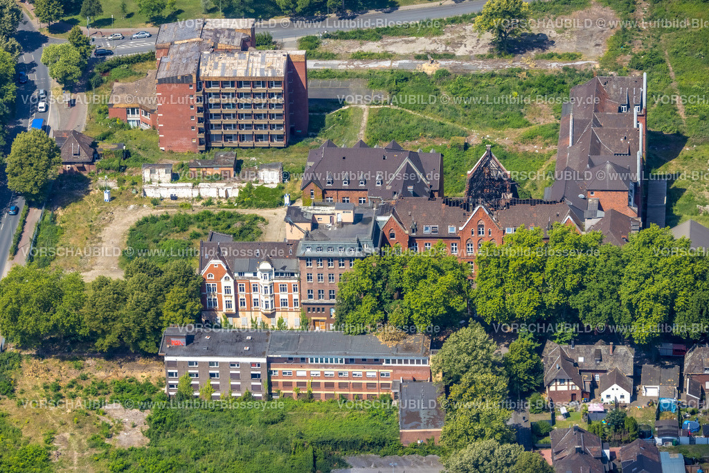 Duisburg220702336 | Luftbild, Brandruine ehemaliges St. Barbara-Hospital an der Gartenstraße, geplantes St. Barbara-Quartier, Neumühl, Duisburg, Ruhrgebiet, Nordrhein-Westfalen, Deutschland