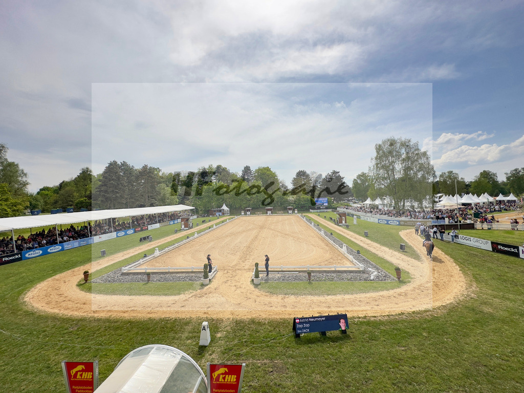 Dressurplatz Uebersicht_11239999 | hf-fotografie - Realisiert mit Pictrs.com