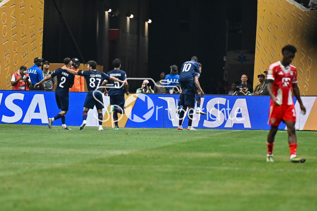 Paris Saint Germain - FC Bayern München | Jubel der Franzosen nach dem Treffer zum 1-0 durch Desire DOUE (Paris SG 14) / Tor / Torschuetze / Freude / Happy / FIFA Club World Cup: Paris Saint Germain - FC Bayern Muenchen, Mercedes Benz Stadium am 05.07.2025 / NOT FOR SALE IN USA
