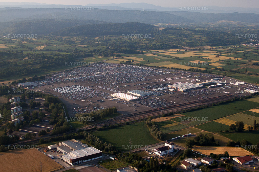 Luftbild: Lagerfläche der myMOSOLF, MOSOLF Logistics & Services GmbH, Fahrzeugpflege und Smart-Repair im Gewerbegebiet im Ortsteil Mietersheim in Lahr/Schwarzwald in Kippenheim im Bundesland Baden-Württemberg in Deutschland. Foto: IMG_68105.jpg vom 19.06.2014 durch Werner Riehm/FLY-FOTO.de