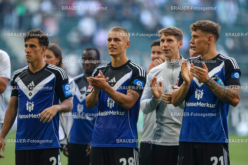 Borussia Mönchengladbach vs Hamburger SV - Bundesliga  | Mönchengladbach, Deutschland, 24.08.25:   Nicolas Capaldo (Hamburger SV), Miro Muheim (Hamburger SV) und Nicolai Remberg (Hamburger SV) gestikuliert, Gestik waehrend des Spiels der Bundesliga zwischen Borussia Mönchengladbach vs Hamburger SV im Stadion im Borussia Park(Foto von Brauer-Fotoagentur / Adrian Schlueter)