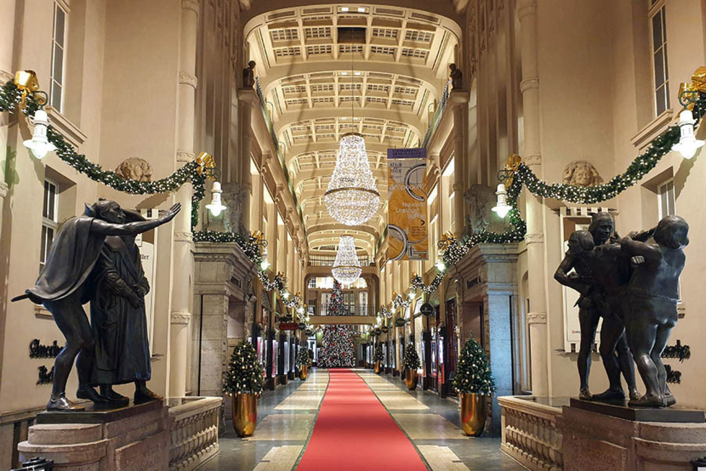 Foto: Leipzig - Faust-Skulpturen in der weihnachtlich geschmückten Mädler Passage | Das Team hinter BILDLEXIKON LEIPZIG bündelt historische wie aktuelle Informationen über die Stadt Leipzig in Text und Bild auf einer Plattform und stellt diese der interessierten Öffentlichkeit zur Verfügung.