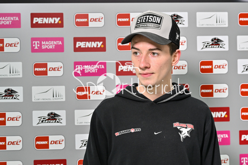 Augsburger Panther - Kölner Haie | Beim Interview von MagentaSport Kevin NIEDENZ (Koelner Haie #46) / Einzelfoto / Freisteller / DEL: Augsburger Panther - Koelner Haie, Curt Frenzel Stadion am 02.03.2025
