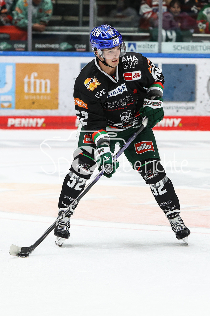 Augsburger Panther - ERC Ingolstadt | Otso RANTAKARI (AEV #52) am Puck / Freisteller / Einzelfoto