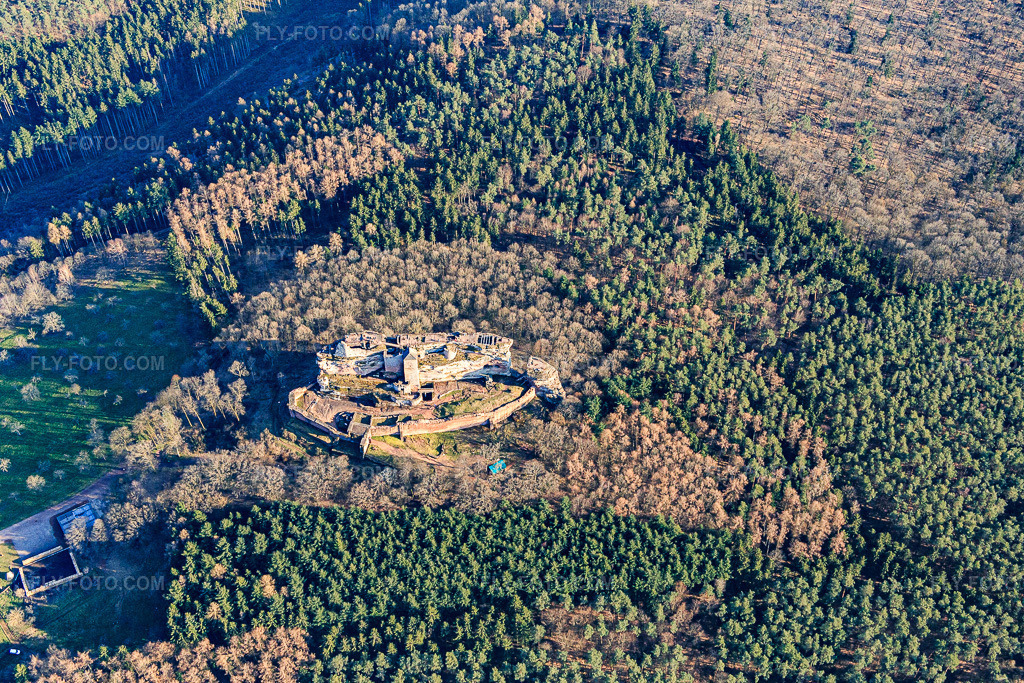 Aerial view: Fleckenstein ruins in Lembach in the state Bas-Rhin, France. – Photo: IMG_086714.jpg taken on 03/26/2016 by Werner Riehm/FLY-FOTO.com – Resolution of the original: 5472 x 3648 px – Château fort de Fleckenstein
