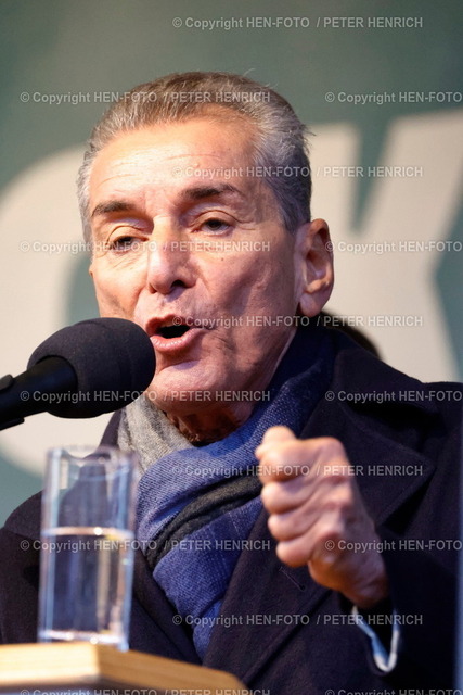 20240205-_11A6312-demo-frankfurt-steht-auf-fuer-demokratie-HEN-FOTO | 05.02.2024 Tausende Teilnehmer:innen bei Demonstration u. Kundgebung auf dem Römerberg aufgrund Einladung von über 130 Organisationen, Unternehmen, Kirchen, Gewerkschaften, Vereine, Verbände, Parteien mit Motto "FRANKFURT STEHT AUF FÜR DEMOKRATIE" gegen Rassismus, Antisemitismus, Faschismus mit u. a. als Redner:in Oberbürgermeister Mike JOSEF (SPD), Professor Dr. Michel FRIEDMAN und Petra ROTH (Foto: Peter Henrich) - Realisiert mit Pictrs.com