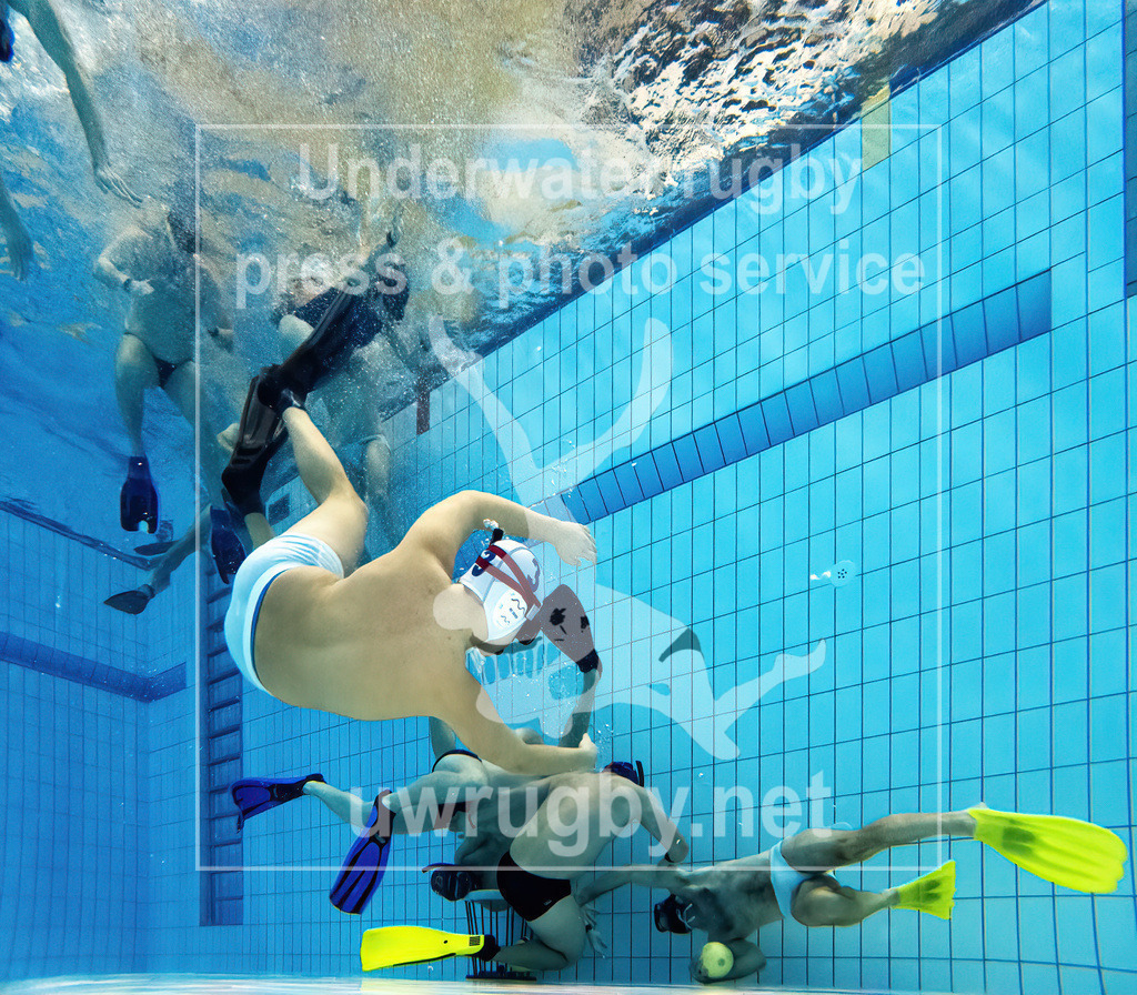 Traingsbilder des Tauchclub Bamberg e.v. im Hallenbad Bamberg | Trainingsimpressionen vom Training am 05. Dezember 2022 im Bambados Bamberg, während des regulären Unterwasserrugby Trainings des Tauchclub Bamberg e.V. - Realisiert mit Pictrs.com