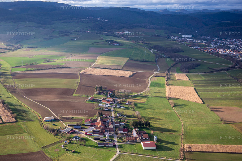 Luftbild: Solardrehdach des Weingut Schowalter im Ortsteil Deutschhof in Kapellen-Drusweiler im Bundesland Rheinland-Pfalz in Deutschland. Foto: IMG_135679.jpg vom 03.01.2023 durch Werner Riehm/FLY-FOTO.de