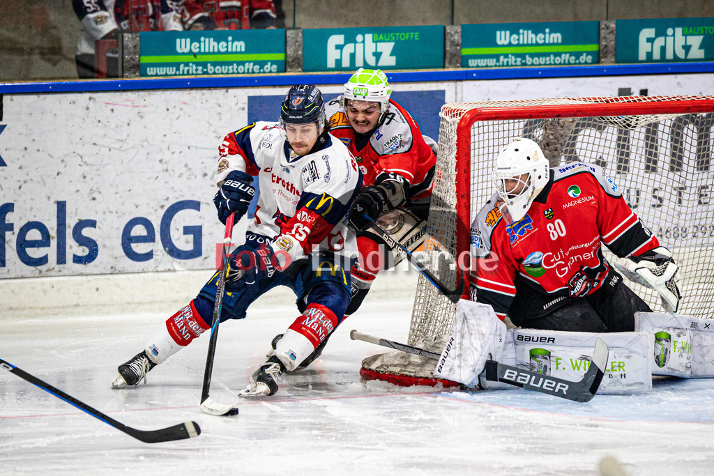 TSV Peißenberg MINERS gegen VfE Ulm/Neu Ulm DEVILS | Eishockey Bayernliga Herren Vorrunde 2024/25, TSV Peißenberg MINERS gegen VfE Ulm/Neu Ulm DEVILS, 20250105,Ludwig DANZER (DEVILS 55) am Puck, Aktion,2025-01-05 in Peißenberg (Eisstadion Peißenberg)Ludwig DANZER (DEVILS 55), Xaver NAGEL (MINERS 80), Matthäus LIDL (MINERS 19)Copyright: WolfgangxLindner foto-lindner.de