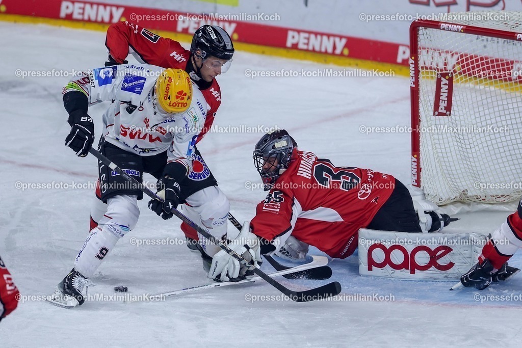 KEC24032501017 | 24.03.2025, Eishockey, DEL Play-offs, Kölner Haie - Fischtown Pinguins Bremerhaven, Viertelfinale Spiel 4, Lanxess-Arena Köln: Julius Hudacek (Kölner Haie #35) verteidigt das Tor zusammen mit Jan Luca Sennhenn (Kölner Haie #17) gegen Jan Urbas (Fischtown Pinguins #9) 