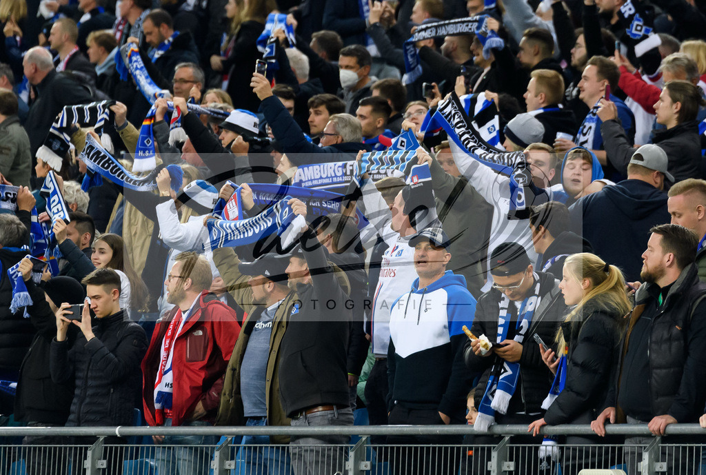 HSVSCF20220419_427 | Fussball, Herren: . Fans von Hamburger SV beim DFB-Pokal-Halbfinalspiel zwischen Hamburger SV und SC Freiburg im Volksparkstadion am 19.04.2022 in Hamburg, Deutschland.DFB / DFL REGULATIONS PROHIBIT ANY USE OF PHOTOGRAPHS AS IMAGE SEQUENCES AND/OR QUASI-VIDEO. - Realisiert mit Pictrs.com