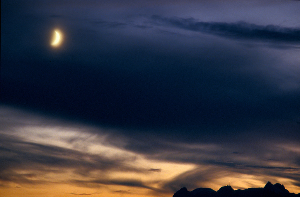 Wolkenstimmung mit Mond | Austria: Wolkenstimmung mit Mond über den Bergen. - Realisiert mit Pictrs.com