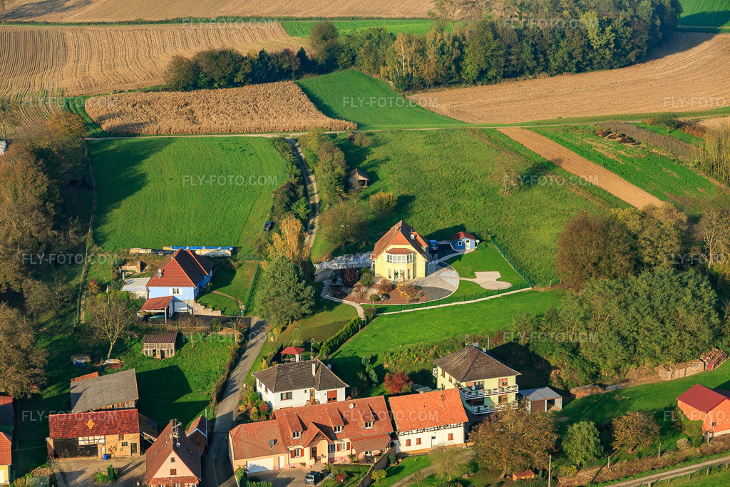 Aerial view: Villa in Rue Haftelberg in Wintzenbach in the state Bas-Rhin, France. – Photo: IMG_075727.jpg taken on 11/01/2014 by Werner Riehm/FLY-FOTO.com – Resolution of the original: 5472 x 3648 px