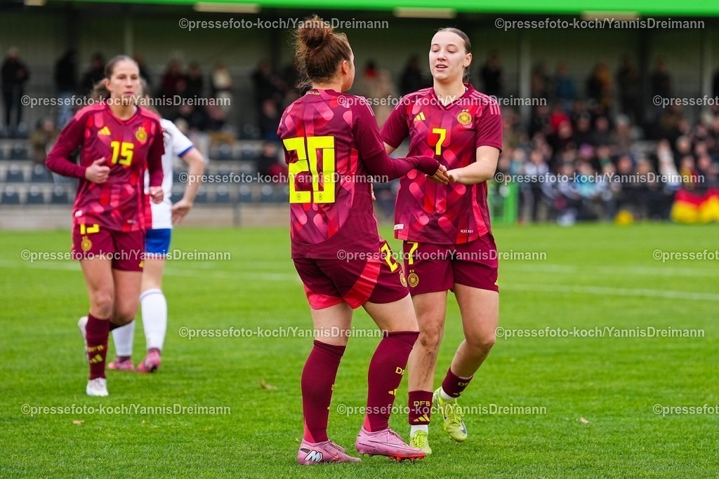 xYDRx29112501029 | 29.11.2025, xydrx, Fußball, Länderspiel, EM-Qualifikation U19-Frauen, Deutschland - Färöer, Sportschule Wedau: Torjubel nach dem Tor zum 5:0 für Deutschland durch Torschütze Amy Wrigge (GER #20) zusammen mit Amy Wrigge (GER #20)DFB regulations prohibit any use of photographs as image sequences and or quasi-video.Photo: xYannisxDreimannxPressefotokochx
