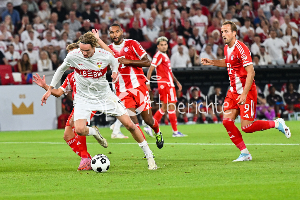 VfB Stuttgart - FC Bayern München | im Duell Joshua KIMMICH (FC Bayern Muenchen 6) und Nick WOLTEMADE (VfB Stuttgart 11) / zweikampf / Franz-Beckenbauer Supercup: VfB Stuttgart - FC Bayern München; MHP Arena am 16.08.2025 / Harry KANE (FC Bayern Muenchen 9)